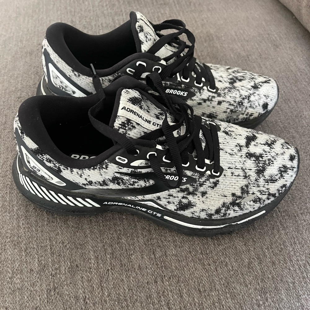 Brooks Adrenaline GTS Sneakers - Black and White